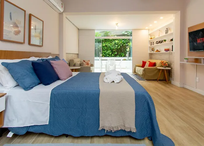 Maravilhoso Loft Em Copacabana A 150 Metros Da Praia Com Um Varandao Em Meio Ao Verde. Rio de Janeiro